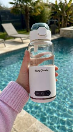 Babycozidoo bottle warmer poolside on an Australian summer holiday
