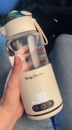 Babycozidoo on a mum's lap heating cold milk in 2 minutes